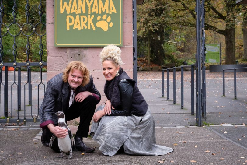 Die bösen Magier Marc (Max Giermann) und Mary Heffner (Janine Kunze) wollen Paul aus dem Wanyama-Tierpark entführen.