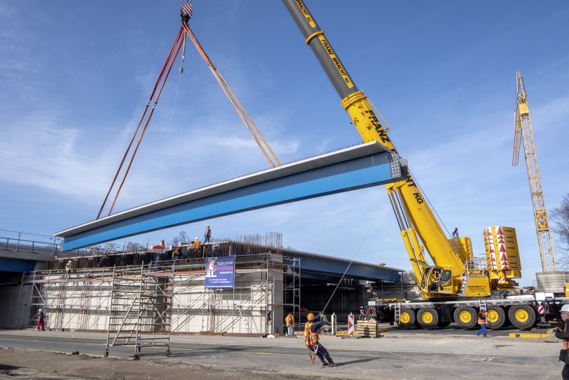 Einschweben von Brückenteilen für den Neubau der Autobahnbrücke der A43 mit der A2 im Autobahnkreuz in Recklinghausen (NW), am Samstag (23.02.2019).
