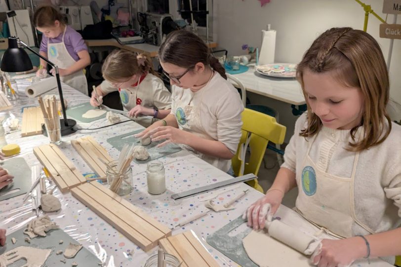 Zweitägiger Workshop in der Kreativwerkstatt &amp;amp;#039;Mondwerkstatt Wanne-Eickel&amp;amp;#039; von Inka Klein-Heidicker. Im Dezember 2025 erstellten elf Kinder im Alter von sieben bis elf Jahren ein Weihnachtsgeschenk: Eine Krippe aus Holz und einer Modelliermasse.