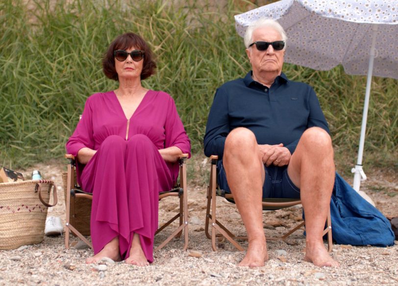 Auftakt mit „Liebesbriefe aus Nizza“: 40 Jahre alte Liebesbriefe an seine Ehefrau Annie (Sabine Azéma) entfachen in François (André Dussollier) wilde Rachegelüste – und das am herrlichen Mittelmeer-Strand.