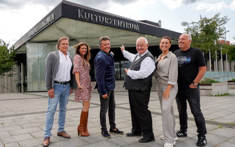 Freuen sich auf die Show für 100 Jahre Peter Alexander: (v.li.) Jürgen Prinz, Ninette, Peter Grimberg, Horst Freckmann, Carolin Frölian und Andreas Lebbing (Gruppe WIND).