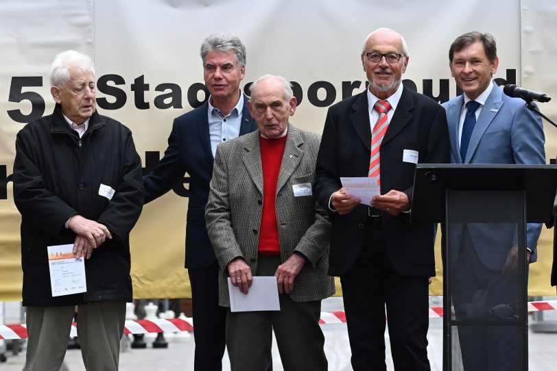 (v.l.) Johann Otte (50. Sportabzeichen), Dr. Klaus Balster, Fritz Nedbal (55. Sportabzeichen), Aloyis Ricken (60. Sportabzeichen) und Oberbürgermeister Dr. Frank Dudda