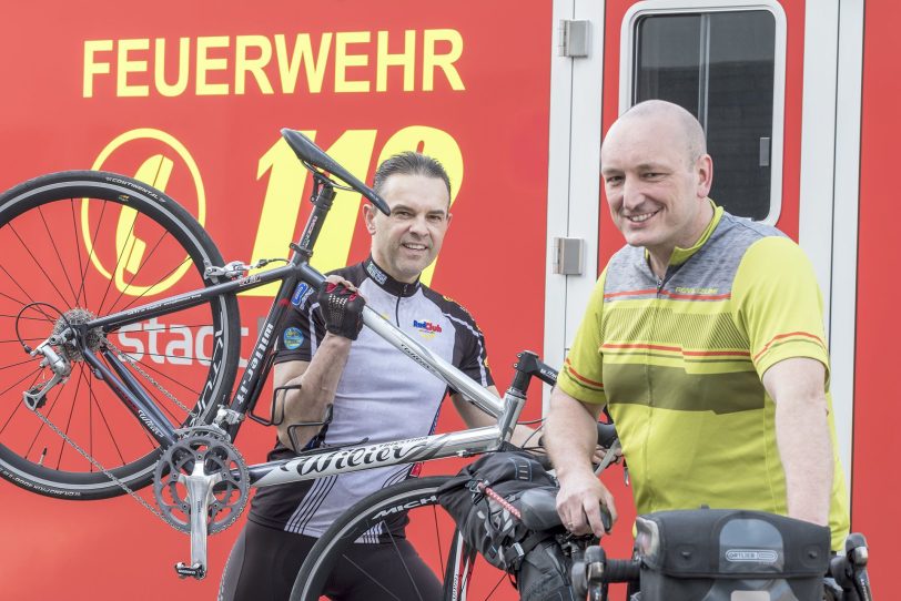 Volker Rudolf und Marcus Vogel von der Herner Berufsfeuerwehr starten zur dreitägigen Fahrt nach Berlin.