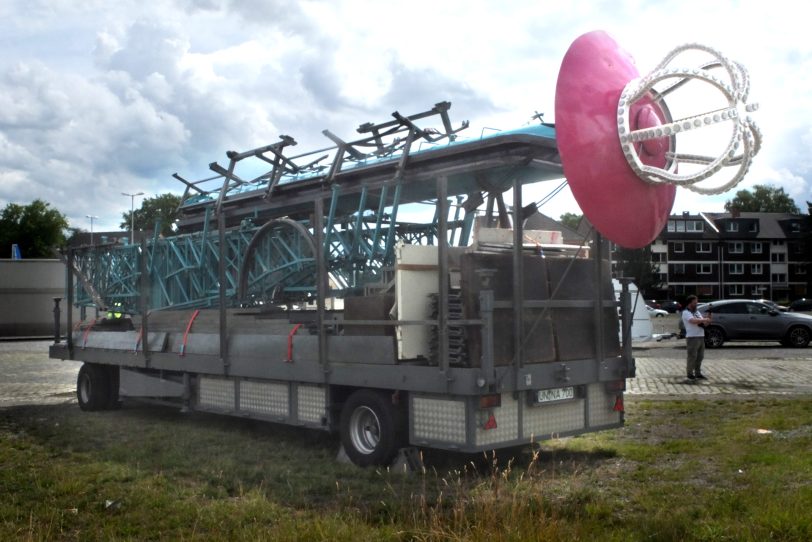Nach der Rheinkirmes ist vor der Cranger Kirmes: Aufbau am 21. Juli 2025 auf dem Platz in Crange.