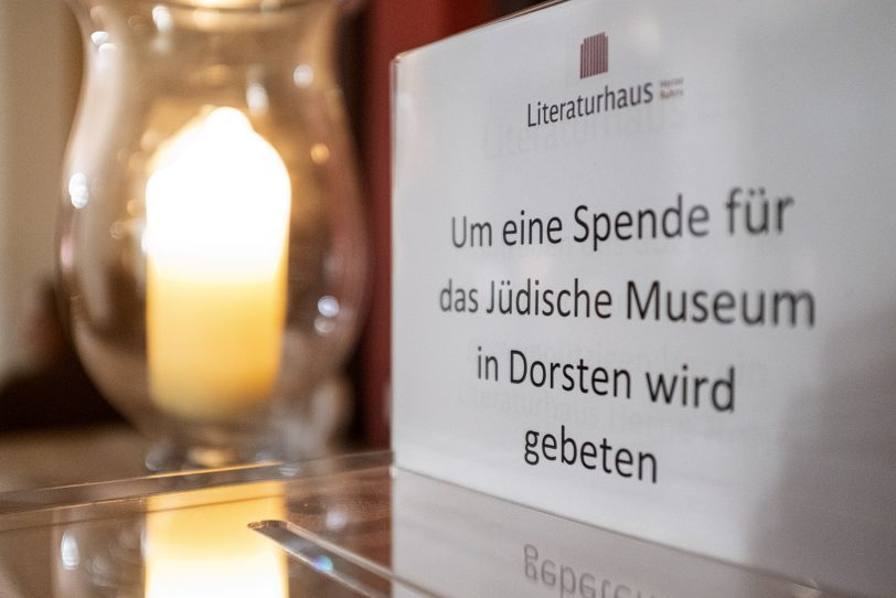 Zur Befreiung von Auschwitz: Lesung in der Alten Druckerei an der Bebelstraße in Herne (NW), am Montagabend (27.01.2020). Norbert Kozicki und Jan Zweyer lasen Texte von Auschwitzhäftlingen. Musikalisch umrahmt wurde der Abend von Eckard Koltermann (Bassklarinette) und Ralf Kaupenjohann (Akkordeon). Sie präsentierten Improvisationen jiddischer Lieder.