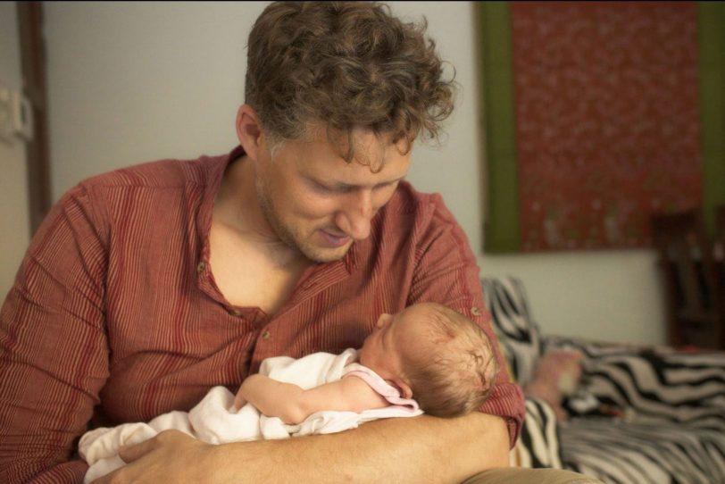 Timo mit seiner dritten Tochter in Goa.