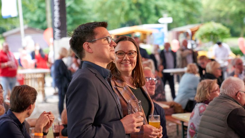 War zufrieden: SPD-Direktkandidatin Michelle Müntefering, hier mit dem Landtagsabgeordneten Alexander Vogt, bei der Wahlparty am Gysenberg. Sie gewann ihren Wahlkreis deutlich.