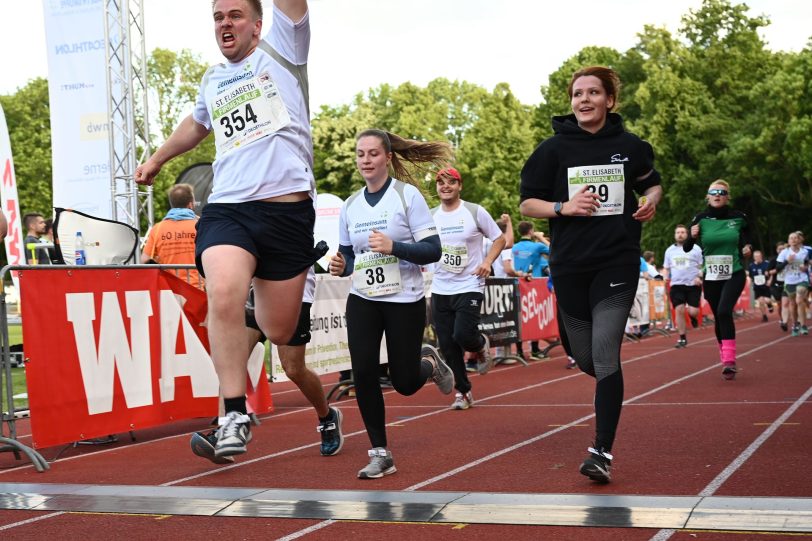 Die Läufer beim Zieleinlauf.