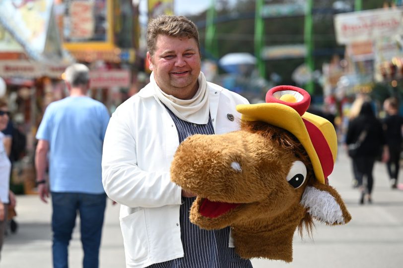 Miguel Leßig, das Kirmesmaskottchen Fritz.