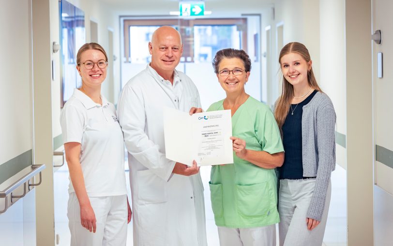 Dr. Axel Münker (2. v. l.), Leitender Arzt der Abteilung für Schmerz- und Palliativmedizin des Marien Hospital Herne, und sein Team freuen sich über die erneute Zertifizierung der Palliativstation des Marien Hospital Herne.