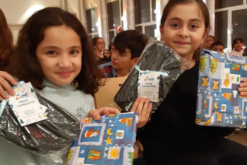 Jedes Kind erhielt bei der Weihnachtsfeier 2023 der Arche ein persönliches Geschenk.