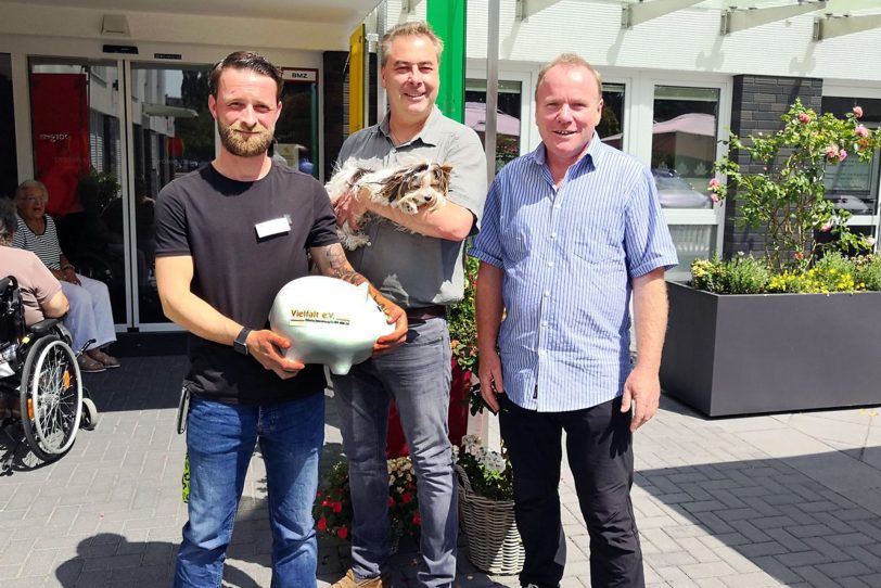 v.l. Benjamin Vogel, Roberto Gentilini und Anton Preising bei der Übergabe des Spenden-Schweins.
