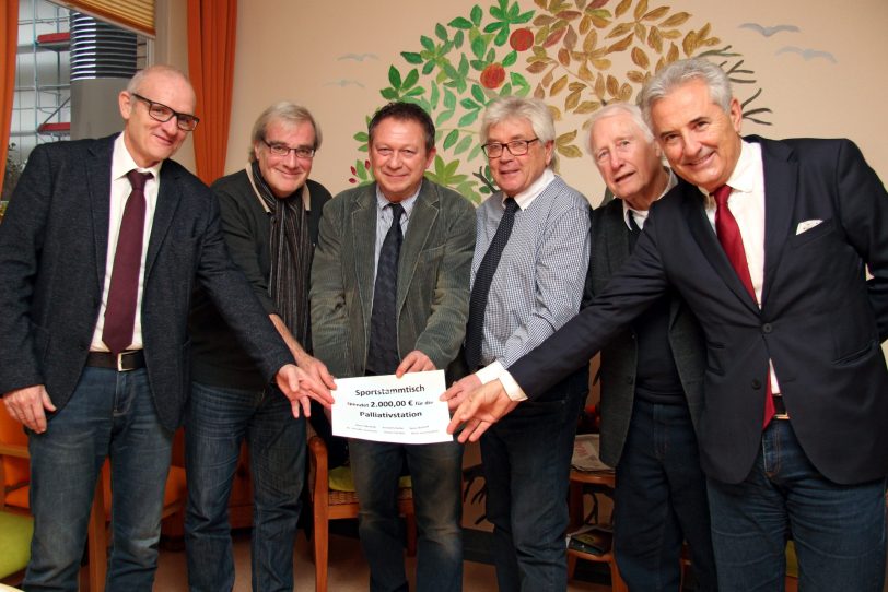 v.l. Prof. Dr. Ulrich Eickhoff (Ärztlicher Direktor des EvK Herne), Jochen Schübel, Werner Karnik (Verwaltungsdirektor des EvK Herne), Heinz Huschenbeth, Hans Tilkowski und Dr. Veselko Jovanovic.