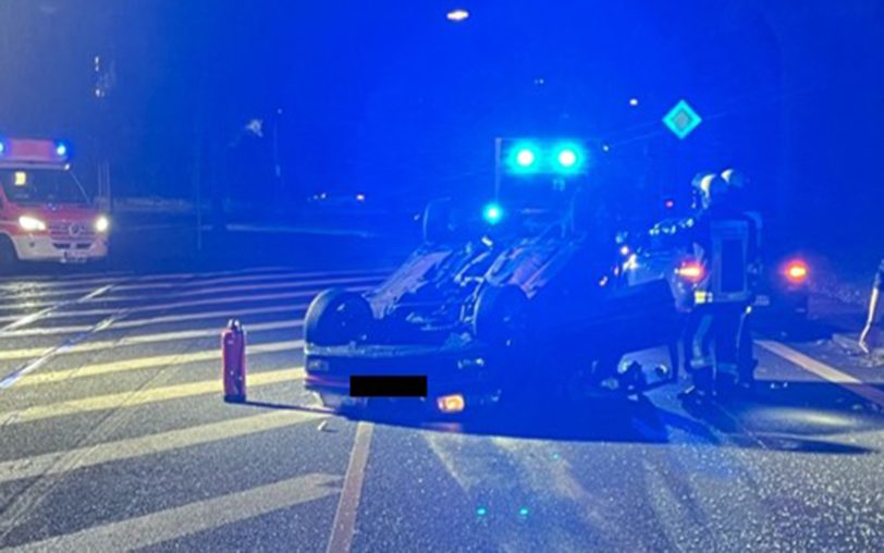 In Bochum landete bei einem Verkehrsunfall auf dem Harpener Hellweg ein Auto auf dem Dach - es kollidierte mit einem Pkw eines Herners.
