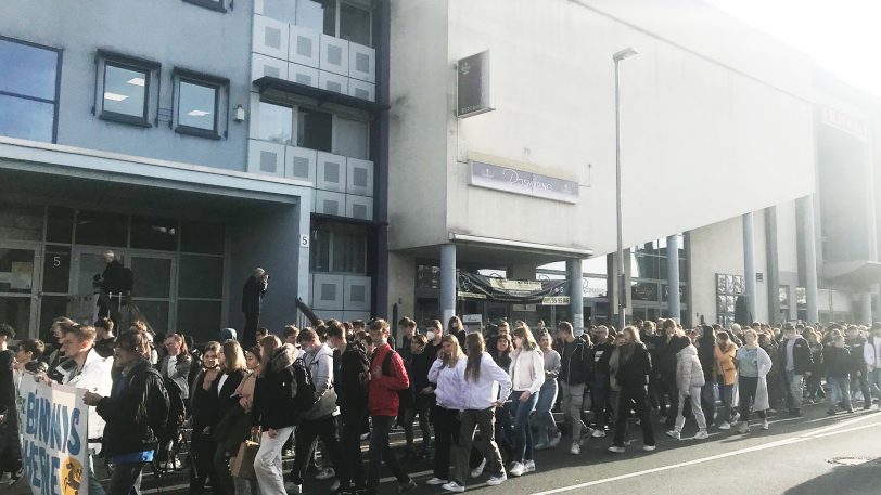Mehrere hunderte Menschen verschiedenen Alters nahmen an der Gedenkveranstaltung teil.