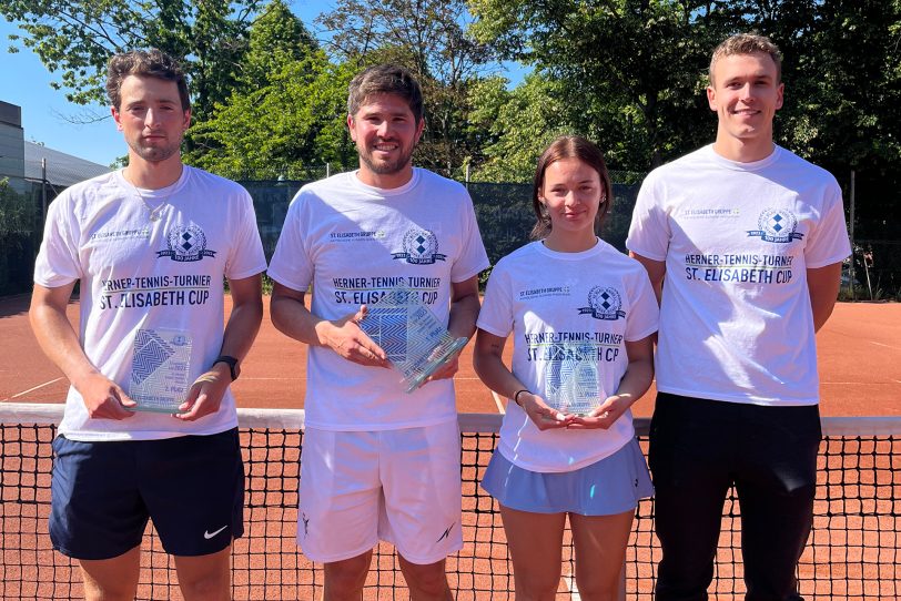 Der St. Elisabeth-Cup beim TC Blau-Weiß Wanne-Eickel. Im Bild (v.li.) Maximilian Özcelik (Zweiter Platz Herren), Federico Moreno (Sieger Herren), Palina Mannapova (Siegerin Damen) und Nebenrundensieger Tim Gliadkov.