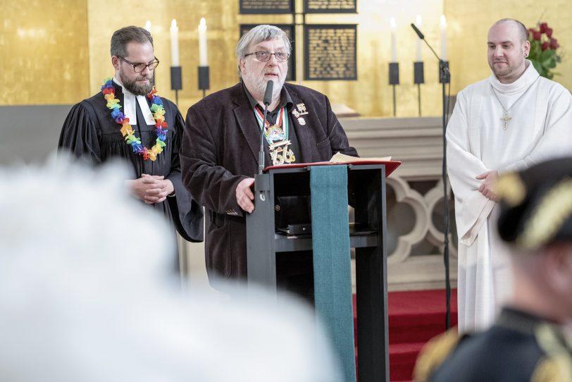 Ökumenischer Gottesdienst zu Altweiberfastnacht mit der Herner Karnevalsgesellschaft (HeKaGe) in der evangelischen Kreuzkirche in Herne (NW) am Donnerstag (28.02.2019), gestaltet von Pfarrer Cornelius Heering (evangelische Kreuzkirchengemeinde), Gemeindereferent Dominik Mutschler (katholische Pfarrei St. Dionysius) und Bürgermeister Erich Leichner. Im Bild (v-l): Cornelius Heering, Erich Leichner und Dominik Mutschler.