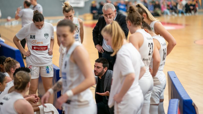Versuchen, die Mannschaft gemeinsam in die Spur zu bringen: Headcoach Marek Piotrowski (hinten, Mitte) und Co-Trainer Predrag Stanojcic (Mitte, unten). Beide coachen zusammen, zuletzt stand Stanojcic an der Seitenlinie und gab Anweisungen (Archivbild).
