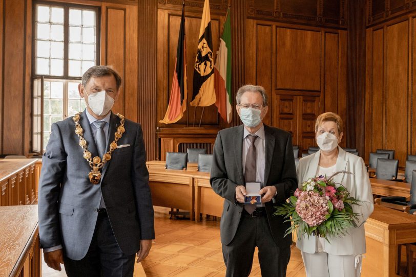 Reinhold Spohn bekam das Verdienstkreuz am Bande des Verdienstordens der BRD verliehen und von OB Dr. Frank Dudda überreicht.
