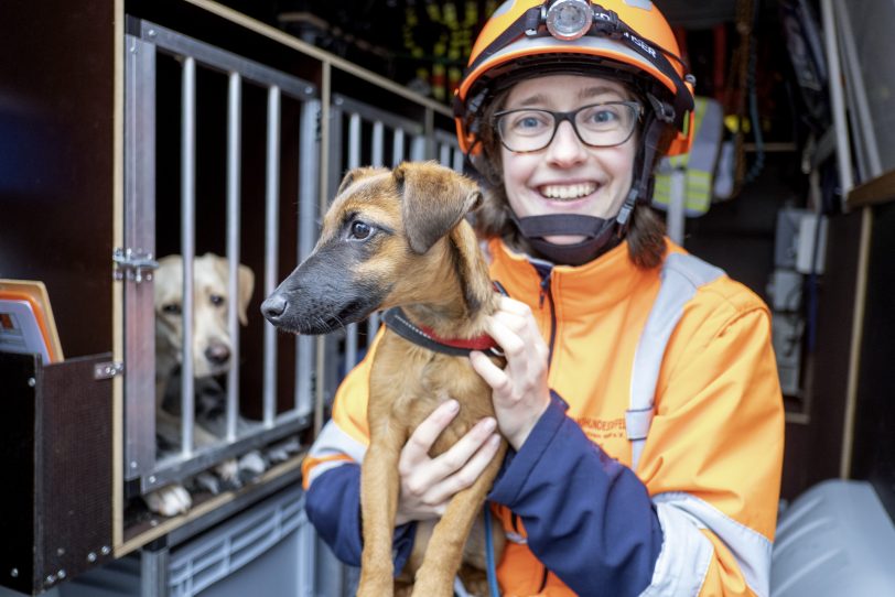 Hundeführer der Rettungshundestaffel für Feuerwehren NRW e.V. trainieren mit ihren Hunden in einem Abbruchhaus in Herne (NW), am Sonntag (05.01.2020). Das Gebäude an der Cranger Straße wird im Zuge des Ausbaus der A43 und des Autobahnkreuz Herne in den kommenden Wochen abgebrochen. Im Bild: Nachwuchs-Rettungshündin Trixi (5 Monate) auf dem Arm ihrer Hundeführerin.