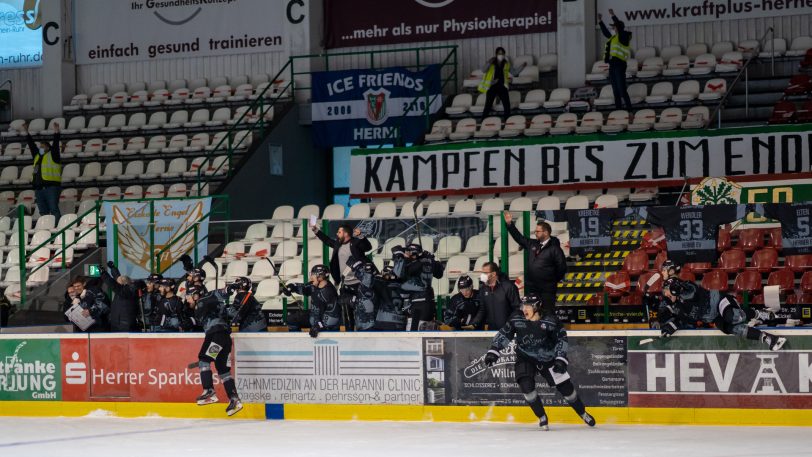 Das ist der Sieg: Der Jubel auf der Herner Bank bricht nach dem 3:2 in der Verlängerung aus.