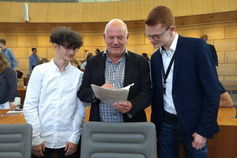 v.l. Deniz Breuer vom Pestalozzi-Gymnasium , Thomas Nückel und Jan Krawiec vom Gymnasium Wanne.