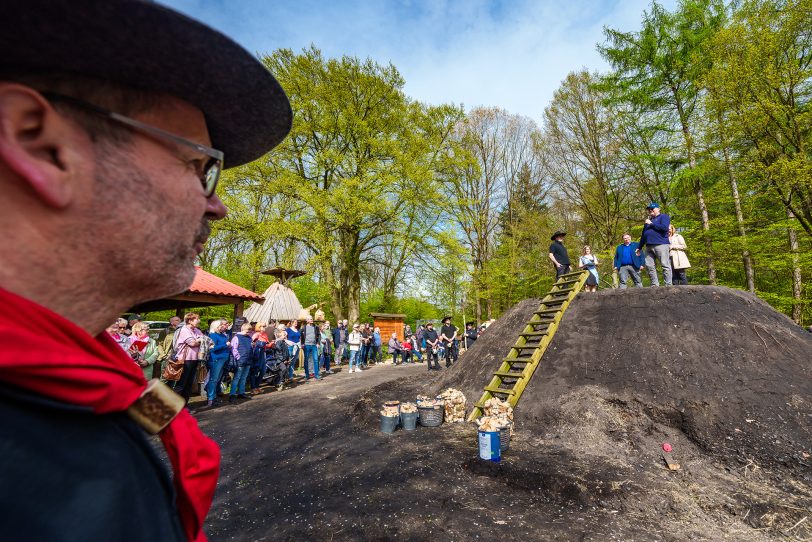 Der Meiler in der Haardt wird aufgeschichtet.