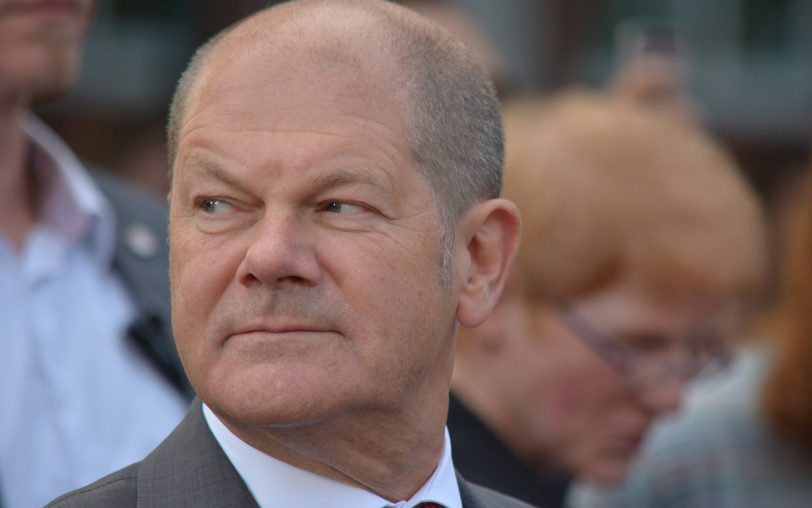 Kann sich auf Neuwahlen einstellen und den Blick auf Sonntag, 23. Februar 2025, richten: Bundeskanzler Olaf Scholz (SPD) stellte am Montag (16.12.2024) die Vertrauensfrage im Bundestag und hat sie erwartungsgemäß verloren.