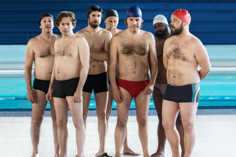 v.l. Synchronschwimmer unter sich: Jean-Hugues Anglade, Mathieu Amalric, Guillaume Canet, Benoît Poelvoorde, Philippe Katerine, Balasingham Thamilchelvan und Alban Ivanov.