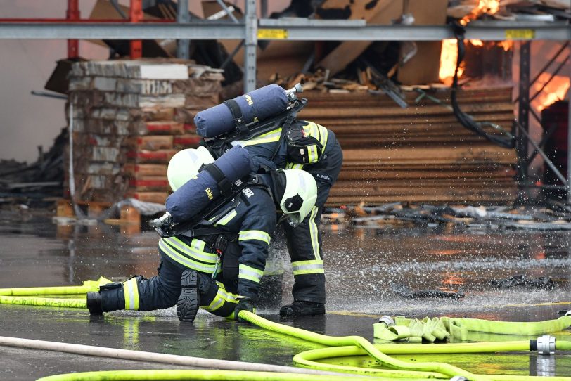 Einsatz der Feuerwehren des Kreises Recklinghausen und der Stadt Herten bei dem Großbrand der Lagerhalle der Hagebau Logistik in Herten (NW), am Sonntag (01.03.2020).