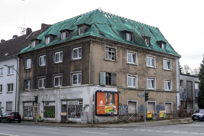 Schön ist anders: das heruntergekommene Wohn- und Geschäftshaus gegenüber der Teutoburgia-Siedlung.