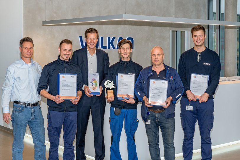 v.l. Claus Pachurka, Aufsichtsperson der BGHM, Robin Korten, Trainer/Toolshop bei VULKAN, Sebastian Meise, Geschäftsführer von VULKAN, Levin Murawski, Azubi, Thomas Riemann, Trainer/Supervisor Toolshop, und Jonas Assheuer, Azubi.