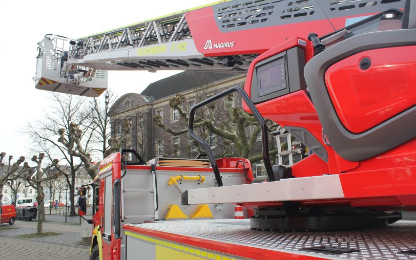 Zwei Drehleiter, ein Gerätewagen, ein Stromerzeuger und ein Katastrophenschutzfahrzeug. Vorgestellt vor dem Herner Rathaus.