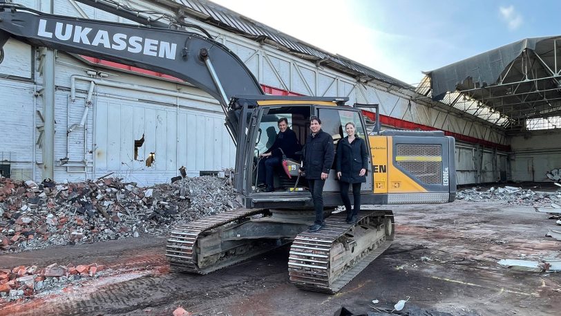 Nicht Bodo mit dem Bagger, sondern (v.li.) OB Dr. Frank Dudda, Lothar Rungenhagen (Lidl Immobilienleiter) und Sonja Opitz (Managerin Lidl Immobilien).