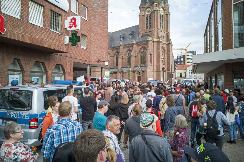 Kein Durchkommen vom Europaplatz zur Fußgängerzone: Polizei trennt Spaziergänger und Demonstranten.