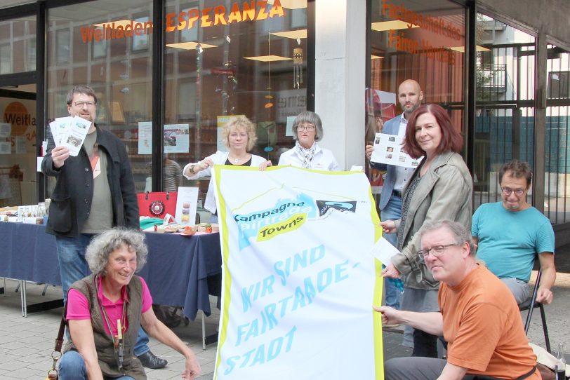 Die Mitglieder der Steuerungsgruppe Fairtrade-Stadt zeigen Flagge für den Fairen Handel in Herne.