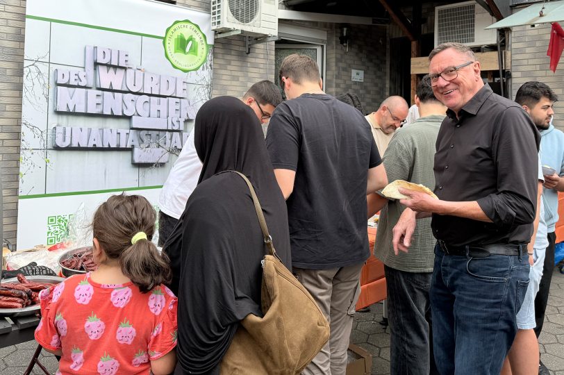 Grillen mit Politikern vor der Wahl 2025 – im Hof der Islamischen Gemeinde Röhlinghausen. im Bild: Ulrich Syberg.