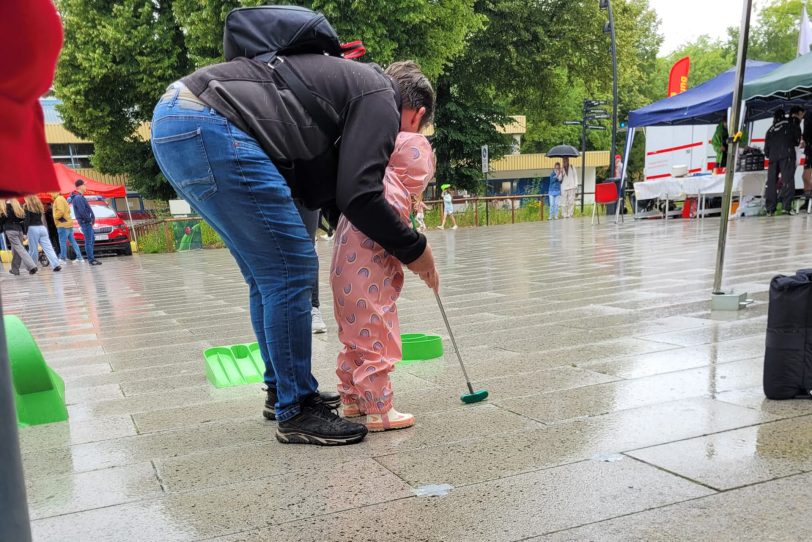 Auch die Minigolfer waren beim Sportday dabei und gaben wie hier den kleinen Besuchern die Chance, den Sport kennenzulernen.