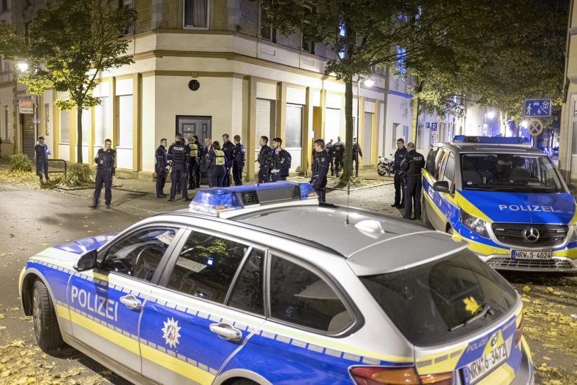 Ebenfalls bewacht: das Cafe des kurdischen Vereins an der Vinckestraße Ecke Schulstraße.