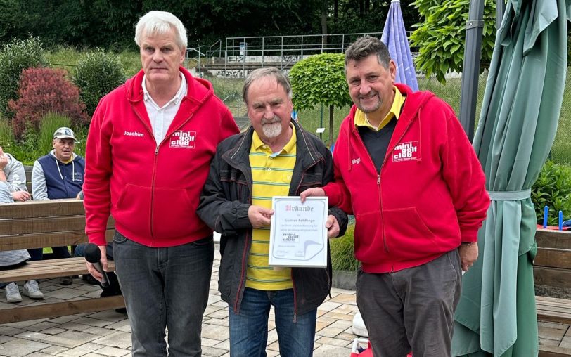 Geehrt wurde Günter Feldhege (Mitte) für sein 60-jähriges Vereinsjubiläum von Joachim Fröhner (1. Vorsitzender, links) und Jürgen Schäfer (Geschäftsführer).