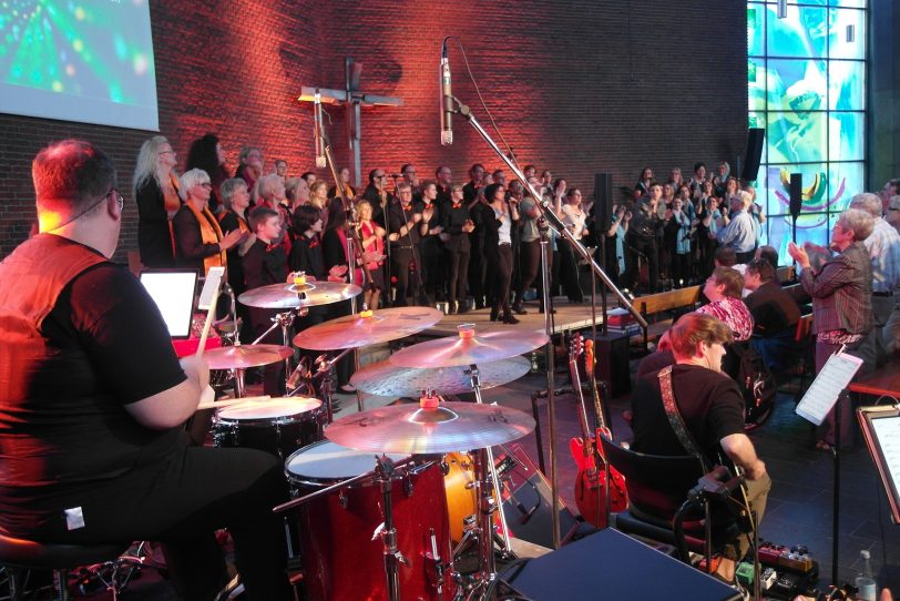 Feierabend Worship XXL in der vollbesetzten Stephanuskirche.