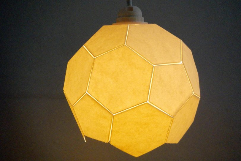 Fußball-Lampe aus Papier.