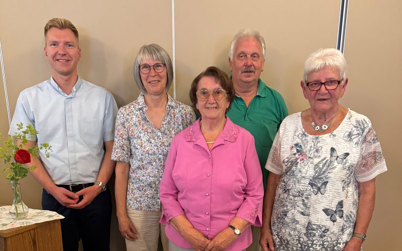 Die Seniorengemeinschaft St. Pius feierte am Sonntag (22.6.2025) 50-jähriges Jubiläum: Dabei waren (v.li.) Pfarrer Dr. Nils Petrat, Caritas-Koordinatorin Mechthild Greifenberg, die Leiterin der aktiven Gemeinschaft Erika Leister, der Vorsitzende des Pfarrgemeinderates Clemens Huerkamp und Ina Zimmermann, die schon von Anfang an in der Seniorengemeinschaft aktiv ist.