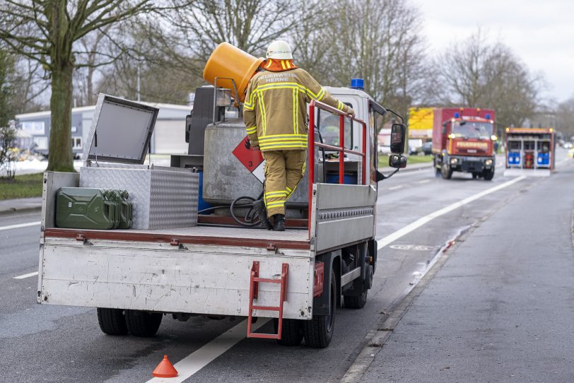 Durch einen Brand wurde am Samstagmorgen (31.01.2021) der Netto-Markt an der Berliner Straße in Herne (NW) komplett zerstört. Kräfte der Berufs- und der Freiwilligen Feuerwehr wurden bei den Löscharbeiten durch das THW unterstützt. Die Polizei ermittelt wegen des Verdachts auf Brandstiftung.