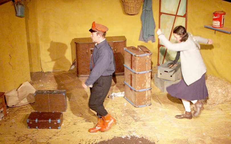 Uns're Oma fuhr im Hühnerstall Motorrad mit dem Theater Traumbaum.