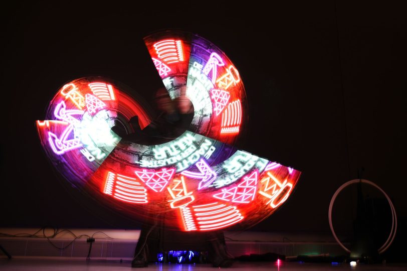 Licht-Künstlerin eStaffania ließ das Logo der ExtraSchicht 2019 erleuchten.