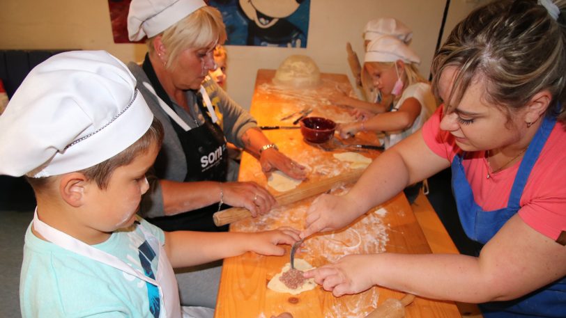 Gemeinsames Kochen und Essen beim Jugendtreff Pantringshof mit (v.li.) Liam, Mitarbeiterin Katja, Theresa (etwas verdeckt), Nele und Helfermama Julia.