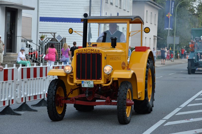 Kirmesoldtimer fahren von Bochum zum Cranger Kirmesplatz