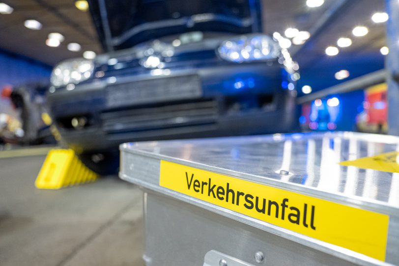 Übung der Feuerwehr in Herne (NW), am Donnerstag (09.06.2022), im Straßentunnel der Dorstener Straße. In dem 109 Metern langen Tunnel, unter den Eisenbahngleisen in Stadtteil Wanne, wurde der Verkehrsunfall mit zwei PKW und drei verletzten Personen realitätsnah inszeniert. Einsatzkräfte der Berufs- und der Freiwilligen Feuerwehr sowie des Rettungsdienstes übten die Befreiung der in den Fahrzeugen eingeschlossenen Personen und deren rettungsdienstliche Versorgung.