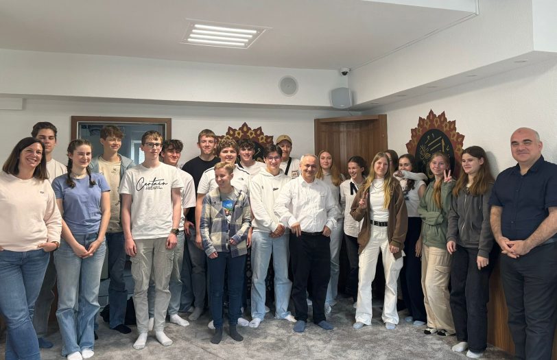 Eine Religionsklasse des Otto-Hahn-Gymnasiums besuchte die Islamische Gemeinde in Röhlinghausen.